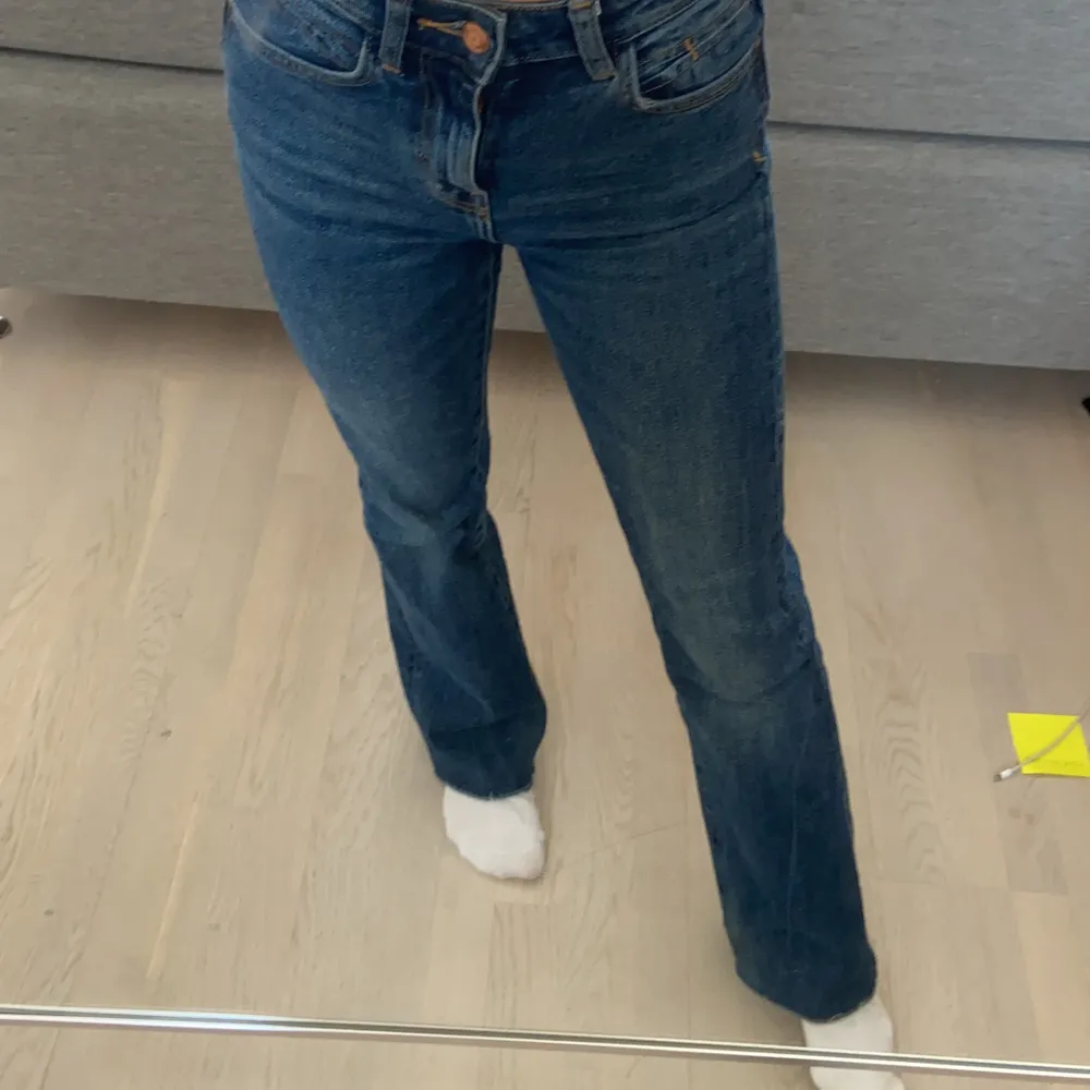 Ett par mörkblåa utsvängda skitnajs jeans, gör sig inte rätta på mig då den tyvvär är lite små, storlek 32 och inte så långa !. Jeans & Byxor.