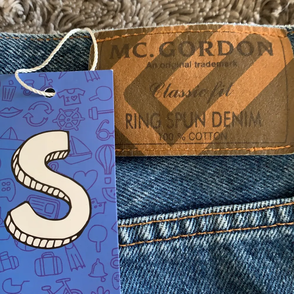 Säljer mina SKITSNYGGA mörka, lågmidjade, baggy jeans från McGordon. Säljer de för att de tyvärr är för stora på mig. Köpte de på sellpy men hann aldrig skicka tillbaks de! Passar mig bra i längden som är 162 men tyvärr lite stora i midjan. Ifall många är intresserade så blir det budgivning!💕💕. Jeans & Byxor.