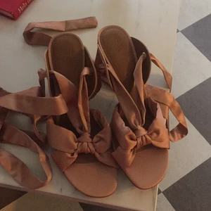 Knytande Rosa - Jättesöta klackskor med knytband från HM. Strl 39 men upplever dem lite mindre. Helt nya aldrig använda, perfekta till sommaren💕 