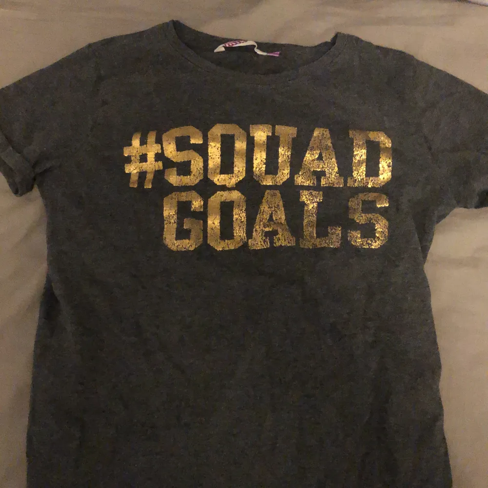 Säljer denna T-shirt med texten #SQUAD GOALS. Kommer inte ihåg vart den är köpt då jag fick. Säljer den då den är för liten för mig. Använd endast 1 gång. (Den är alltså ny från affären, fick den inte begagnad) köparen står för frakten . T-shirts.