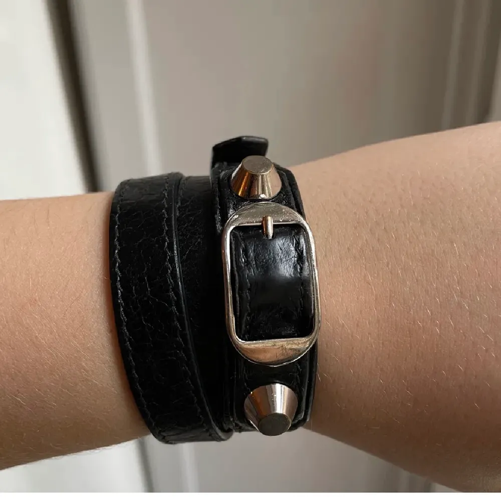 Lägger ut igen! Svart läder armband från Balenciaga med silver detaljer. Armbandet är använt en del men i bra skick. Lite defekter på spännet. Kan skicka fler bilder! Skriv vid intresse . Accessoarer.