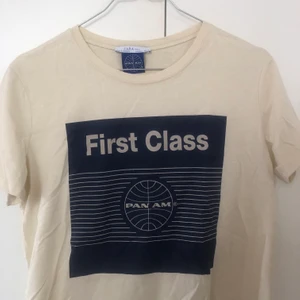 Beige tshirt - Tshirt från zara. Använd typ 2 gånger. Panama tryck i blått🤍