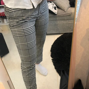 Snygga kostym byxor i coolt tryck i storlek 40 från HM - Super snygga byxor i bra material från HM. Säljer då de är för små (inte jag på bilden)🖤🤍 i storlek 40. Säljer för 50kr + frakt