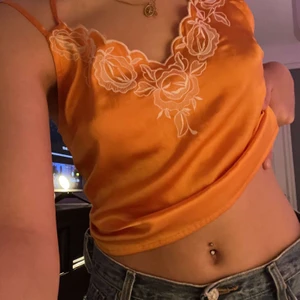 Linne - Ett linne från reclaimed vintage, super fint till sommaren och öppet vid ryggen😍säljer det för att jag inte fått det till användning men den är för fin för att bara ligga i garderoben☹️kan mötas upp på söder eller frakt 