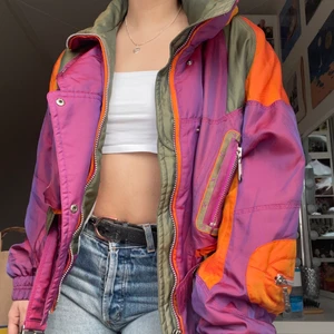 Skitball jacka - Skitsnygga jacka köpt ifrån humana, jättefint skick och så ball. Står ingen storlek men skulle säga att den är i stolek M men passar nog S-L. Funkar att både ha öppen och stängd med skärpet. Möts upp i stockholm eller köparen står för frakt💞💞💞