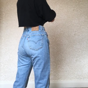 Ljusblåa Levis  - Ljusblåa Levis jeans i modellen 501, är avklippta men går ner i marken på mig som är 170cm