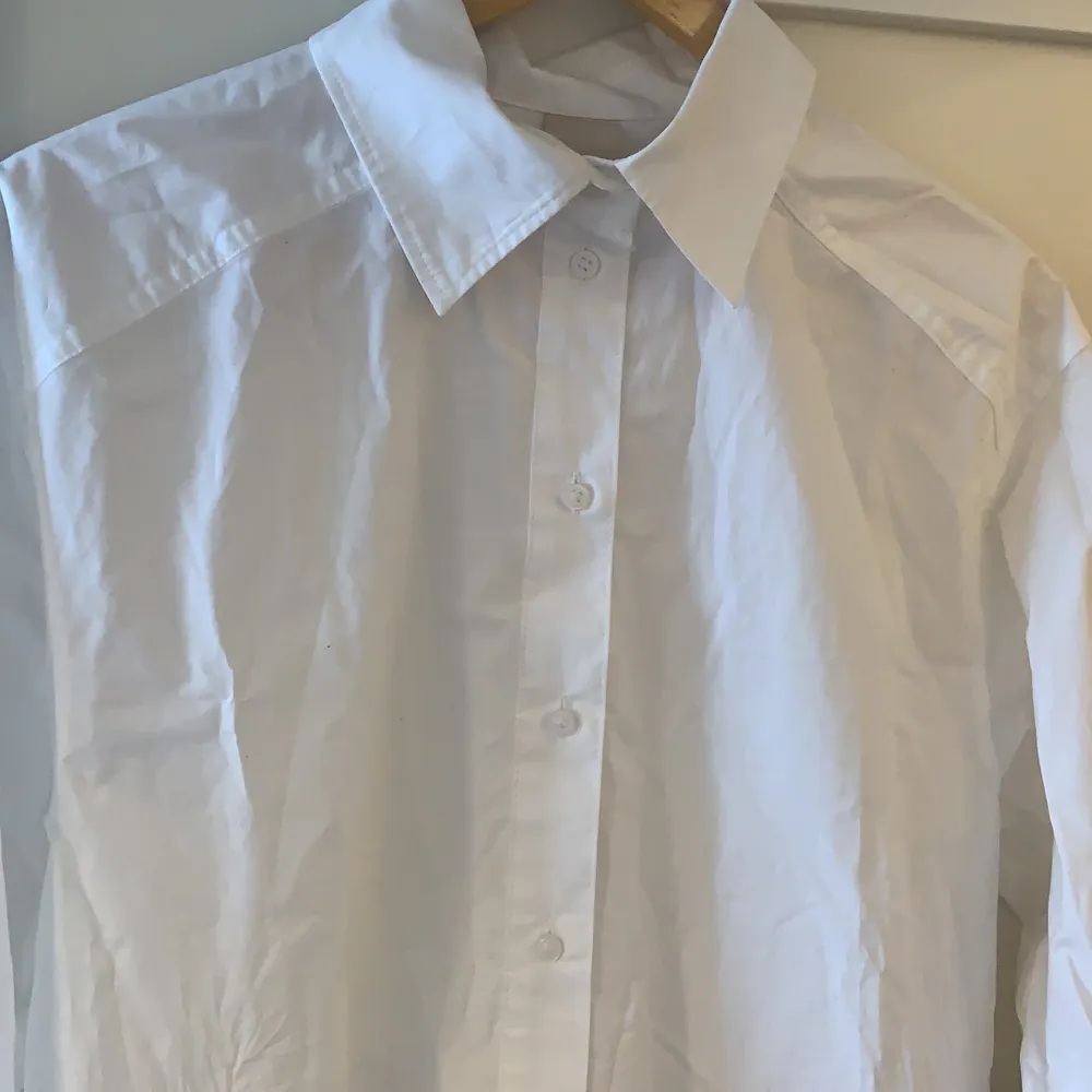 Helt ny, oanvänd skjortklänning i strl XS, passar även S, från HM. . Klänningar.