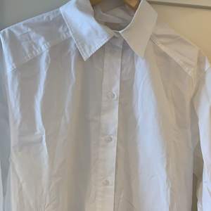 Helt ny, oanvänd skjortklänning i strl XS, passar även S, från HM. 