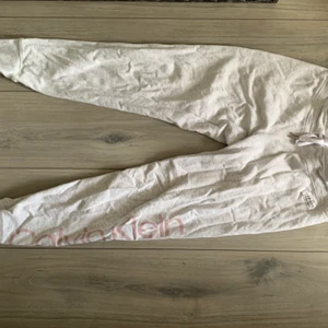 Ck mjukis - CK mjukis o grå med rosa text på sidan, fint skick köparen står för frakt 