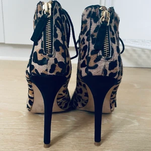 Klackar från Zara - Klackar från zara k strl 37. Mkt sparsamt använda så i mycket bra skick!