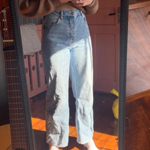 Bikbok jeans  - Bikbok jeans använda 3 gånger, är inte riktigt min stil så därför säljer jag dom nu. Modell: Jp wide press Stl 25 nypris 600kr. 275+ frakt
