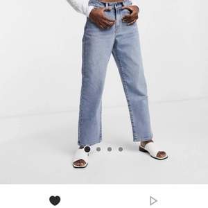 Säljer dess oversized jeans ifrån objekt! Väldigt snygga och sitter exakt som man vill ha ett par perfekta oversized jeans! Storleken är M och dom är använda fåtal gånger bara!❤️