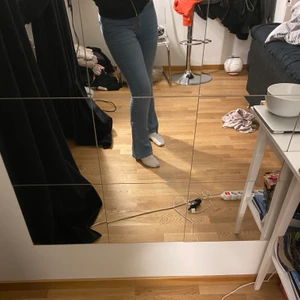 Ginatricot jeans - Säljer dessa blå bootcut jeans ifrån ginatricot💞                   Mittemellan höga i midjan, säljer för 150 + frakt
