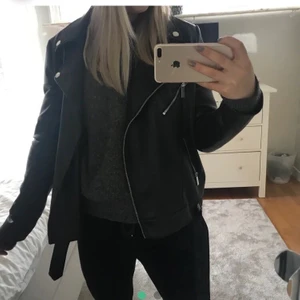 Skinnjacka - Säljer ett jättefin skinnjacka i super bra skick från ivyrevel. Jag köpte denna från Plick den här veckan men säljer vidare då den inte passade så bra på mig. Om fler är intresserade blir det budgivning. Bilderna är lånade.