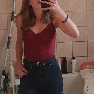 Mörkröd bodysuit  - Mörkröd bodysuit från bik bok i ett glansigt ribbat material. Storlek xs, använd sparsamt. Har kortat ner banden men utöver det är bodyn i nyskick