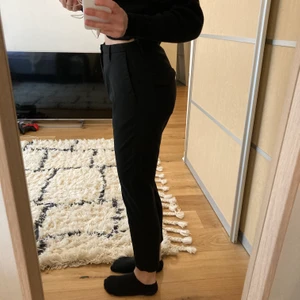 Cropped kostymbyxor HOPE STHLM strl 32 - Croppade kostymbyxor från Hope Stockholm strl 32, jag är 160cm lång för passform, bra skick! Mötas i GBG eller frakt 30kr