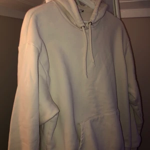 oversized hoodie från monki - oversized beige/vit hoodie från monki i storlek M. använd 1-2 gånger men säljer för att den inte kommer till användning. köparen står för frakt 🤍
