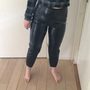 Latex/ läderbyxor  - Late/läderbyxor i storlek xs väl andvända 