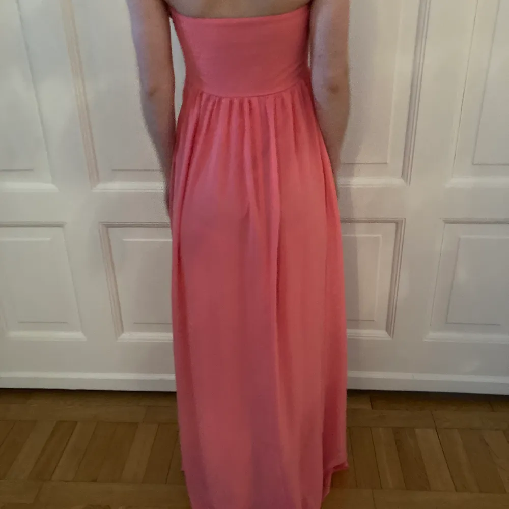 Vacker balklänning i en varm rosa ton. Aldrig använd. . Klänningar.