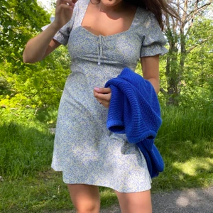 Blommig klänning  - Säljer min jättefina sommarklänning som bara är använd en gång, pga inte min stil. Förtjänar mer kärlek då den är så fin!? 🥺 👉Stretchigt tyg och passar bra på storlek L, kanske även M 🦋✨.                             Glöm inte kolla mina andra annonser!