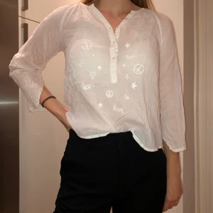 Blus - En snygg sommarblus från Milk Copenhagen i storlek 134-140. Den är använd fåtal gånger och är i bra skick. Den är lite genomskinlig och är inte strykt på bilden. Priset är 50 kr + frakt.