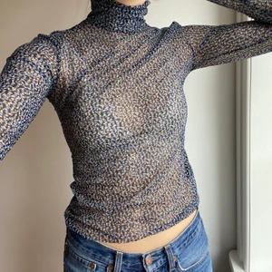 Samsoe topp - En superfin genomskinlig topp från samsoe 💘 Använd endast en gång, mycket bra skick! Den har blå blommor på sig samt en liten polokrage. Inköpspriset för denna var 699kr men säljes nu för 120! 