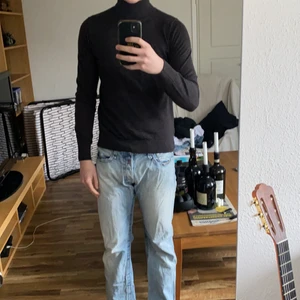 Mörkgrå polo - En yllepolo från Bruun Stengade storlek S sitter lite större än det. Jag är 190cm och den är för kort för mig i magen sitter ganska bra i armarna. Armarna går att vika upp det gör även halsdelen. 