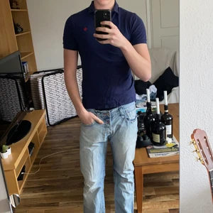 Morris piké  - En mörkblå Morris piké använd ett fåtal gånger, den är för liten för mig och jag är 190. Storlek small är den men passar lite större än det. Nypris ca 900kr