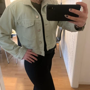 Jeansjacka - Jättefin jeansjacka från Gina, Säljer för den inte kommer till användning. Köptes för 400 men säljer för minst 50. Det är i stolek s och sitter supersnyggt på!