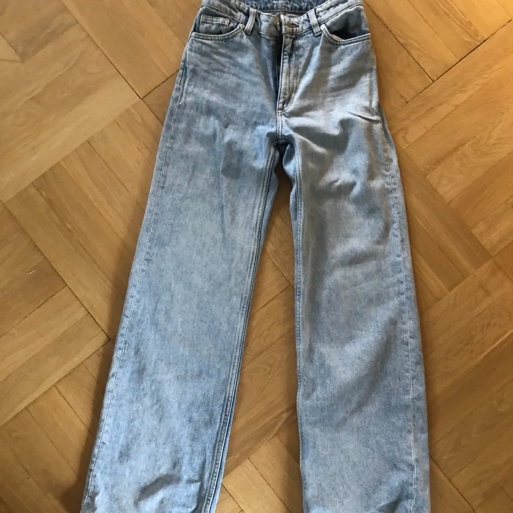 Säljer mina ljusblåa jeans från monki som jag har använt ganska många gånger men som fortfarande är i bra kvalite. Säljer eftersom de blivit för små för mig.. Jeans & Byxor.