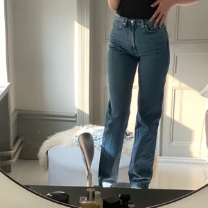 Raka jeans - Jättefina raka jeans i strl 34. Säljer även exakt samma jeans i strl 36, för mer information se annons på profilen. Säljer då de tyvärr beställdes i fel storlek. Använda endast 1 gång. Frakt tillkommer på 66 kr. ✨