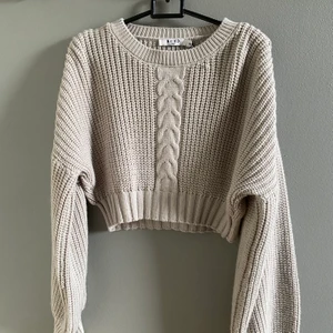 Stickad tröja, storlek xs - Beige stickad tröja från NA-KD super skön och jättefin! Säljer pågrund av att den blivit för liten. Använd Max 2 gånger. Du kan få den för de fasta priset 120 om du inte vill buda. Hör av er om ni vill ha fler bilder eller andra funderingar. Köparen står för frakten. (Priset kan diskuteras) om köparen hade velat.