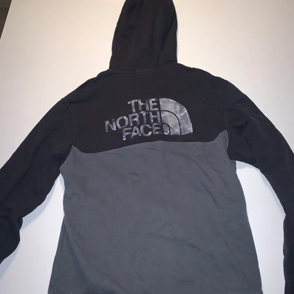 TNF hoodie med fet camo print design, str S men sitter som M. Skriv för mer bilder, buda på.. Hoodies.