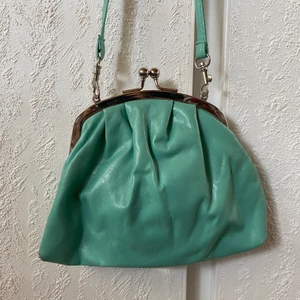 Y2k väska (grön) - En turkos y2k väska (clutch). Oanvänd. 
