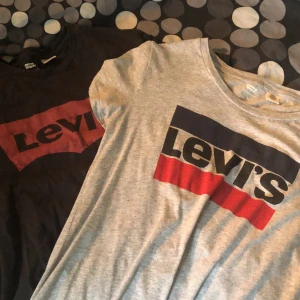 Levi’s t-shirts - Två nästintill oanvända t-shirts. Den gråa är i storlek S och den svarta i storlek L. Båda sitter väldigt bra på! 200 kr för båda, eller 100 kr/styck