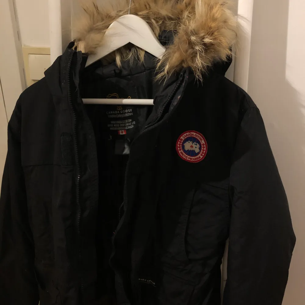 Säljer min vintage Canada Goose jacka i använt skick. Använd endast 1 vinter. En tunnare vinterjacka med äkta gåsfjädrar. 🤍 Storleken är barn L men passar mig som brukar ha S . Jackor.