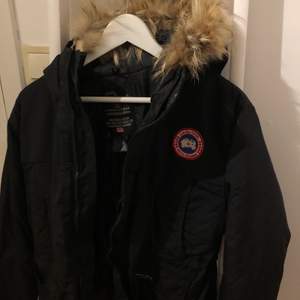 Säljer min vintage Canada Goose jacka i använt skick. Använd endast 1 vinter. En tunnare vinterjacka med äkta gåsfjädrar. 🤍 Storleken är barn L men passar mig som brukar ha S 