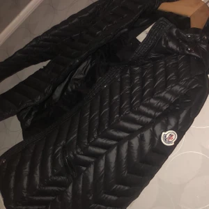 Moncler - Moncler jacka i bra skick   Storlek s ,sitter fint.                          Osäker om äkthet därväv pris!. 