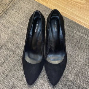 Svarta pumps / klackar - Svarta pumps / klackar, knappt använda men är lite dammiga då de bara stått på hyllan