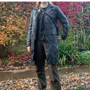 Läderjacka - Lång skinnjacka. Satt ej som jag ville så säljer vidare från förra ägaren. Från secondhand. Fodrad och lite oversized. S/M. Köpare står för frakt. Pris kan diskuteras!