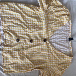 Gul topp - Jag säljer denna tröja eftersom den har blivit för liten för mig runt bysten. Har haft den ett tag men inte använd ofta de senaste två åren då den varit för liten. Frakten får du stå för 💕