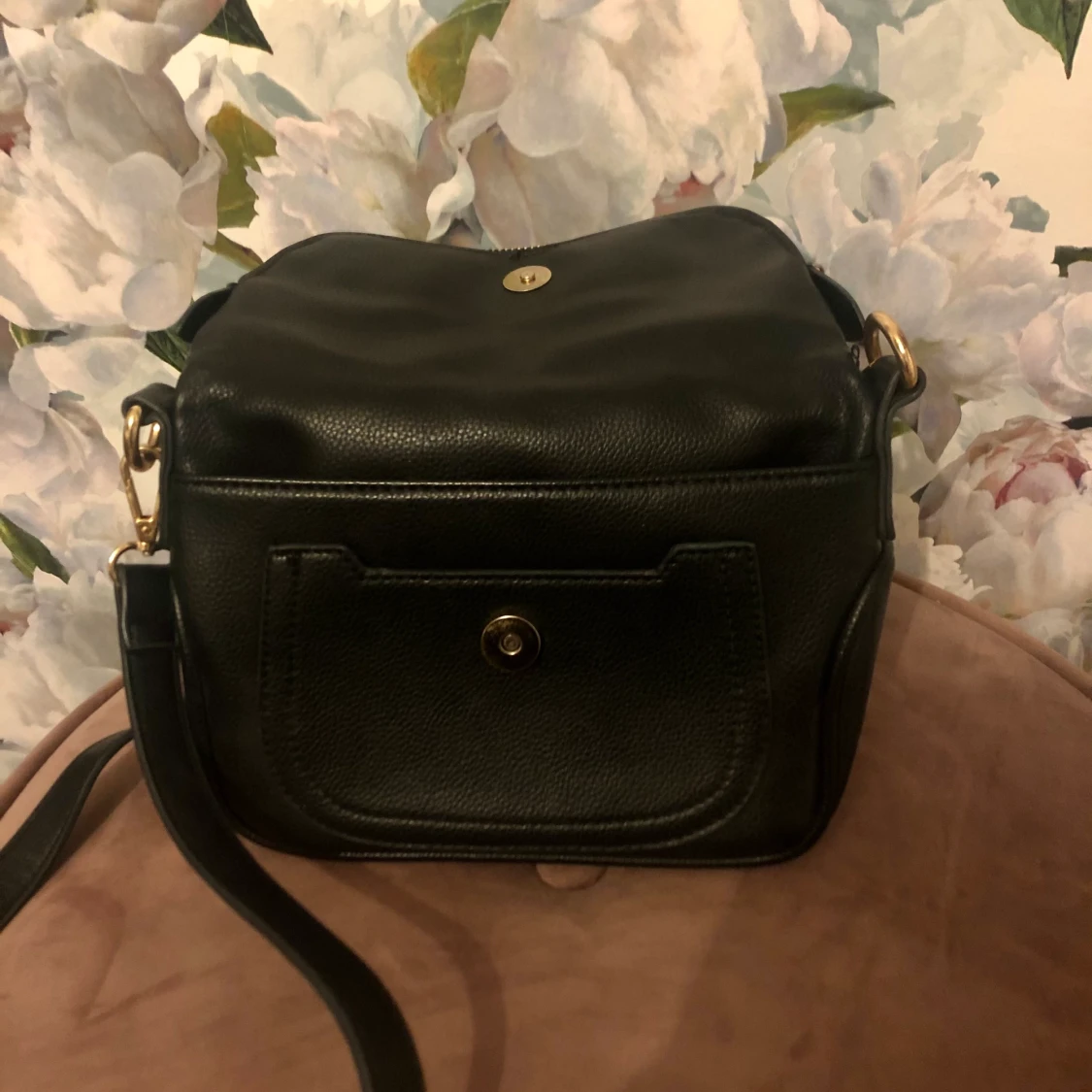 Liten handväska i läder imitation med axelband - 90