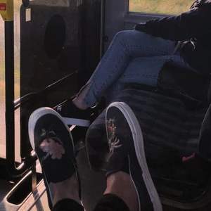 Skor från Vans 💕 - Asnajs slip-ons från Vans. Riktigt snygga och sköna, och dem är sparsamt använda. Bör tilläggas också att skorna är svarta men ser blåa ut på andra bilden! Skriv privat om ni vill ha fler bilder 🌷