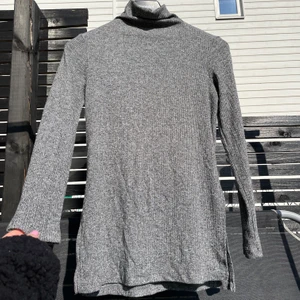 basic top - en basic top, kommer lite över rumpan, slits på sidan 💕 köparen står för frakten