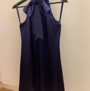 En blå silke klänning från Ann Taylor Loft Storlek 6 (USA) Använt en gång Endast avhämtning i Norra Djurgårdsstaden eller post vid fraktbetalning