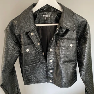 Cropad skinnjacka - Cropad skinnjacka med ormskinnsformat från missguided❤️ använd 3-4 gånger