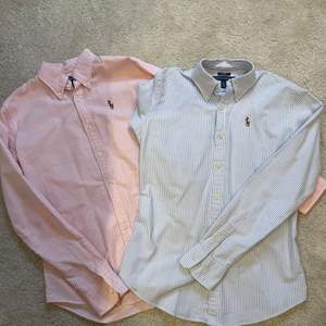 Superfina skjortor från Ralph Lauren i slim fit modell. En rosa/vit-randig & en Blå/vit-randig skjorta. Båda skjortor är i väldigt gott skick samt i strl XS. Inköpta i USA på Ralph Lauren store. Nypris 995kr/skjorta. Pris 150kr/skjorta eller båda för 250kr.
