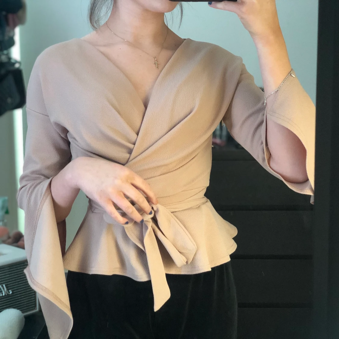 Super gullig tröja men slit i ärmarna - 90