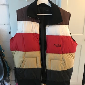 Oversized väst - Väst i storlek xl, sitter snyggt oversize på en kanske s-m!❤️ nypris runt 2000, hör av er vid intresse☺️