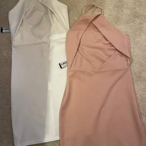 Två jättefina oanvända halterneck/fodralklänningar från NELLY.com. Lappar finns kvar på båda klänningar. Strl XS/34. 50kr styck eller båda för 80kr. (OBS! Den vita är såld)